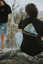 Ein umweltfreundliches schwarzes Unisex-Shirt aus Bio-Baumwolle mit einem lustigen Aufdruck im Comic-Stil mit Menschen, die auf einem Pizzastück surfen. Das Shirt ist perfekt für diejenigen, die einzigartige und verspielte Designs lieben. Der Druck ist lebendig und auffällig und verleiht jedem Outfit eine lustige Note. Das Bio-Baumwollmaterial ist weich, atmungsaktiv und sanft zur Haut, sodass es den ganzen Tag über angenehm zu tragen ist.