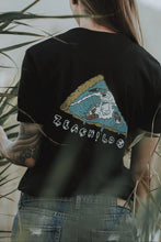 Ein umweltfreundliches schwarzes Unisex-Shirt aus Bio-Baumwolle mit einem lustigen Aufdruck im Comic-Stil mit Menschen, die auf einem Pizzastück surfen. Das Shirt ist perfekt für diejenigen, die einzigartige und verspielte Designs lieben. Der Druck ist lebendig und auffällig und verleiht jedem Outfit eine lustige Note. Das Bio-Baumwollmaterial ist weich, atmungsaktiv und sanft zur Haut, sodass es den ganzen Tag über angenehm zu tragen ist.