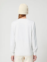 A unisex long-sleeved shirt made from eco-friendly materials in white, black, orange, navy, olive and teal. The long sleeve has a relaxed fit, long sleeves,. The fabric used is soft and comfortable, giving the wearer a cozy feeling. The long sleeve is suitable for both men and women and promotes sustainable and conscious consumption. The back shows a black print of waves, sun and palm tree.