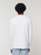 A unisex long-sleeved shirt made from eco-friendly materials in white, black, orange, navy, olive and teal. The long sleeve has a relaxed fit, long sleeves,. The fabric used is soft and comfortable, giving the wearer a cozy feeling. The long sleeve is suitable for both men and women and promotes sustainable and conscious consumption. The back shows a black print of waves, sun and palm tree.