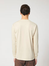 A unisex long-sleeved shirt made from eco-friendly materials in white, black, orange, navy, olive and teal. The long sleeve has a relaxed fit, long sleeves,. The fabric used is soft and comfortable, giving the wearer a cozy feeling. The long sleeve is suitable for both men and women and promotes sustainable and conscious consumption. The back shows a black print of waves, sun and palm tree.
